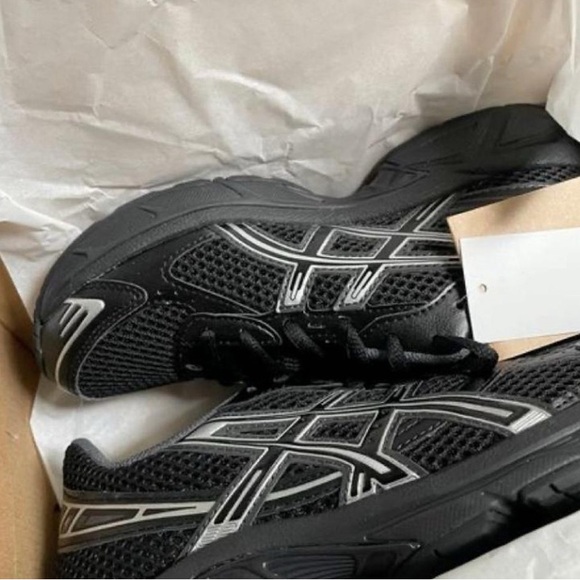 ASICS Men's Black and Gray Athletic Shoes - Picture 1 of 2